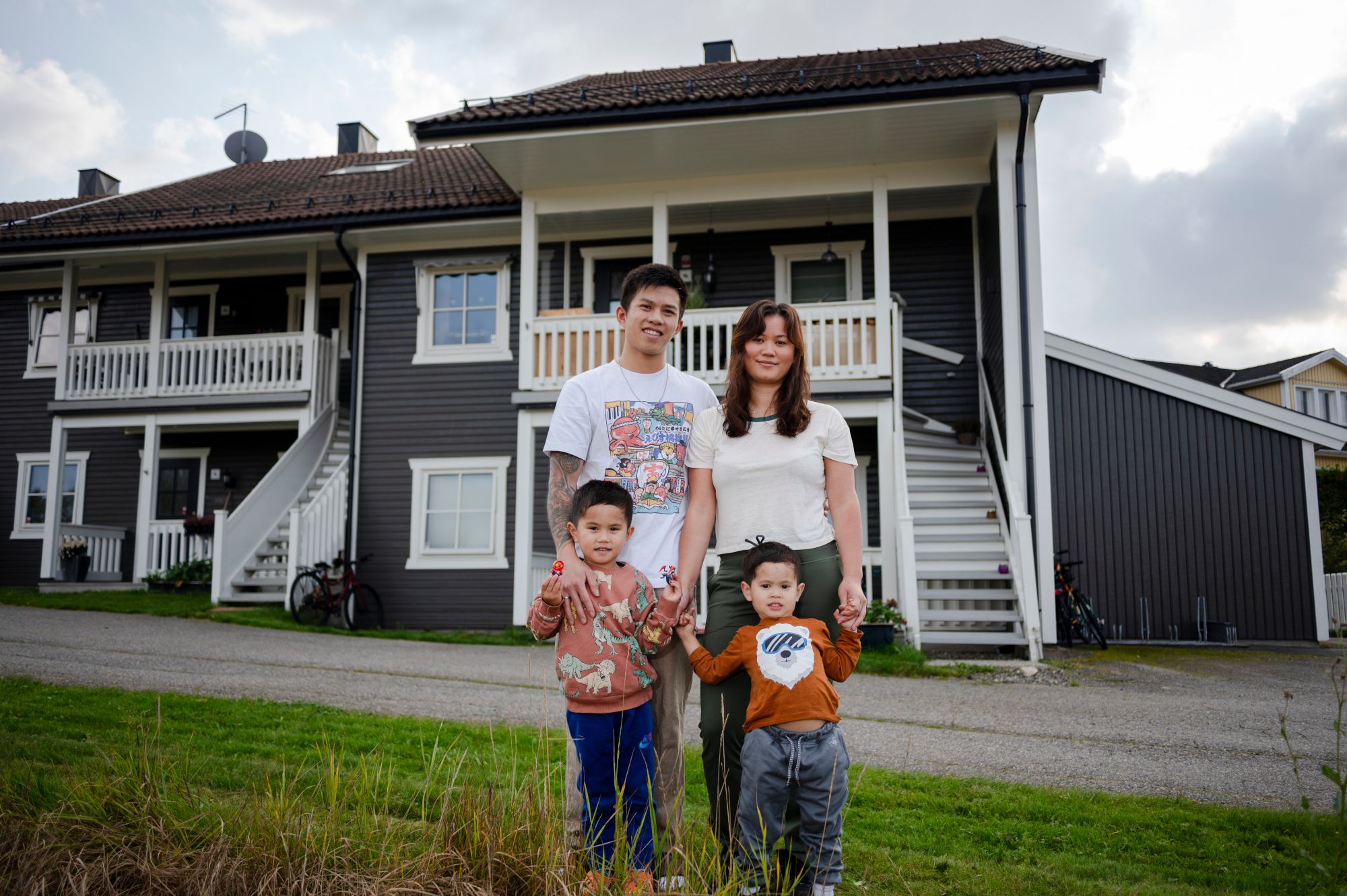 An og Ananga ble boligeiere med Finit Deleie. Her står familien foran rekkehuset sitt i Lillestrøm.