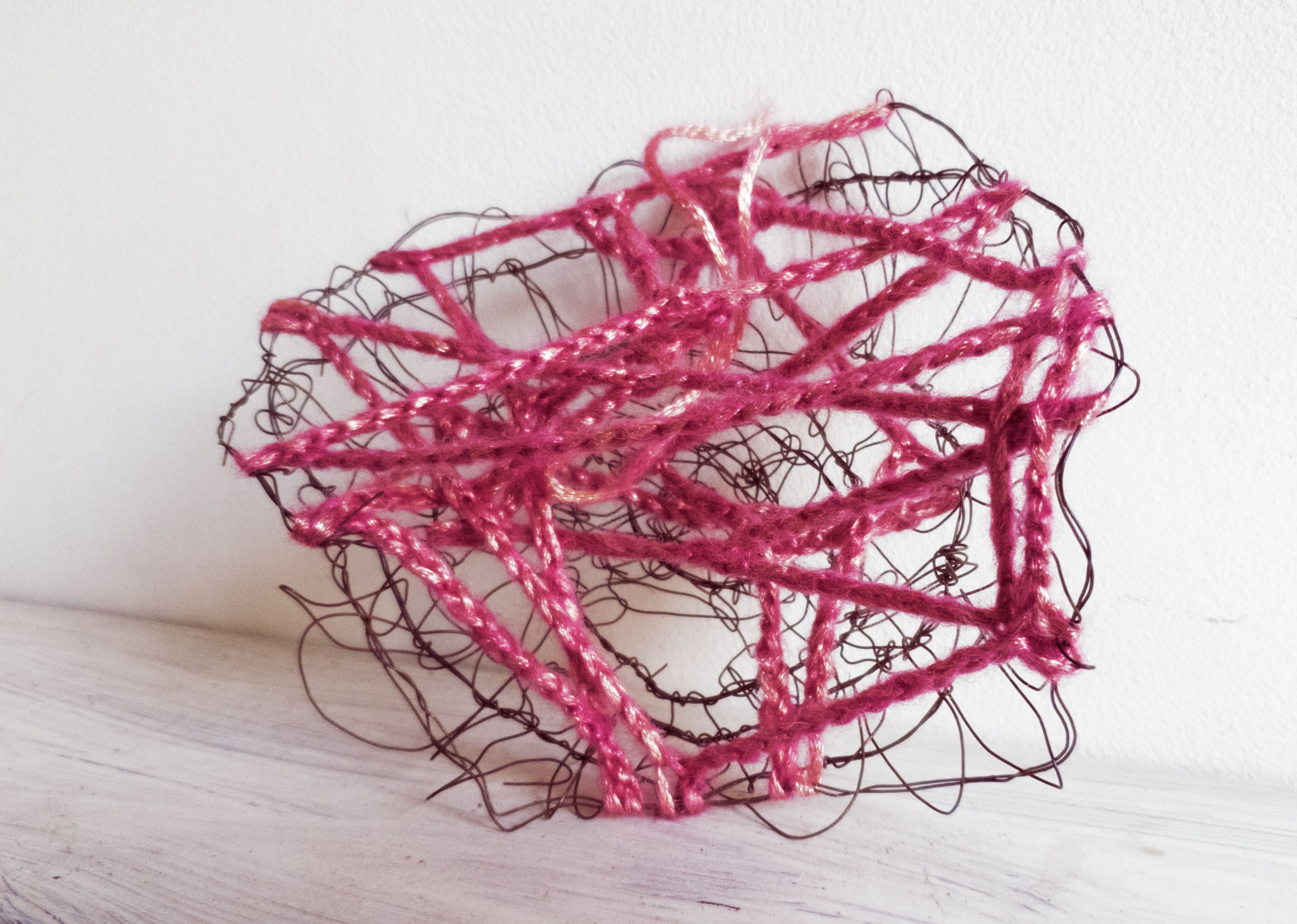 Small sculpture with wire and crochet