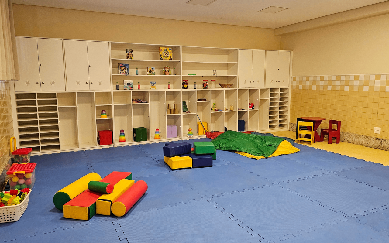 Sala da Educação Infantil com piso emborrachado, brinquedos e mobiliário adaptado