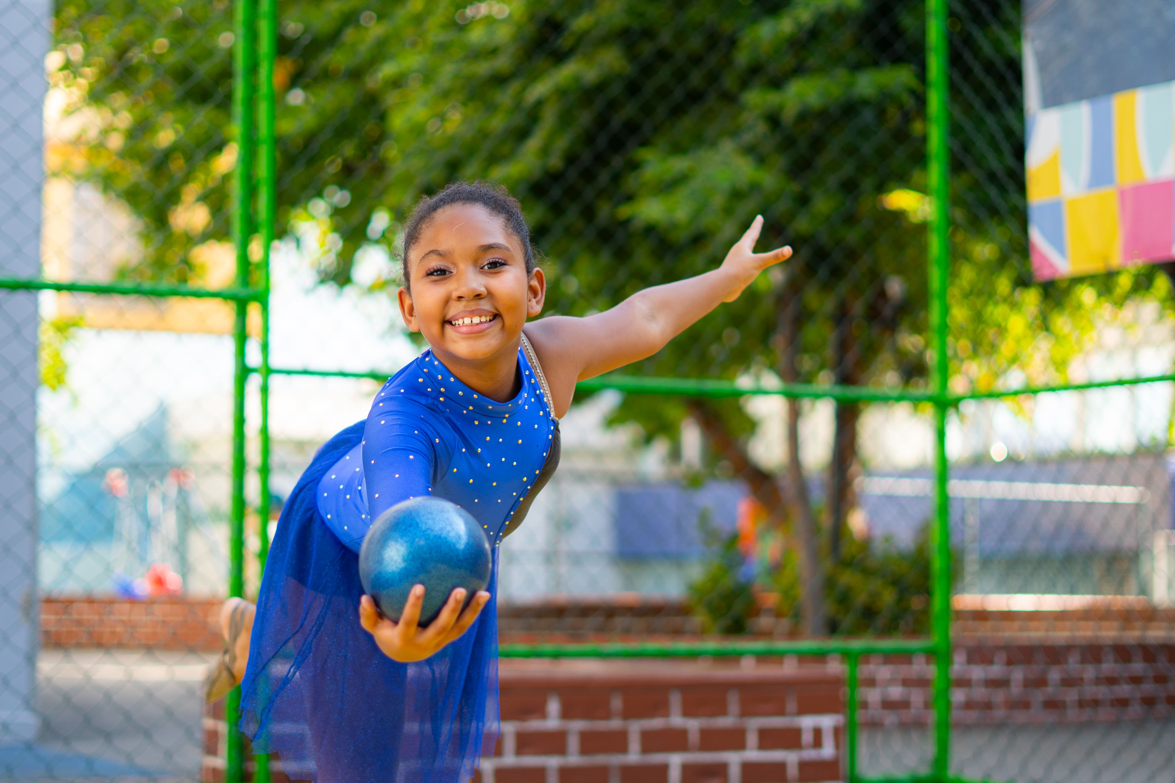 Aluna de ginástica rítmica posa com uma bola durante atividade do Coração em Movimento