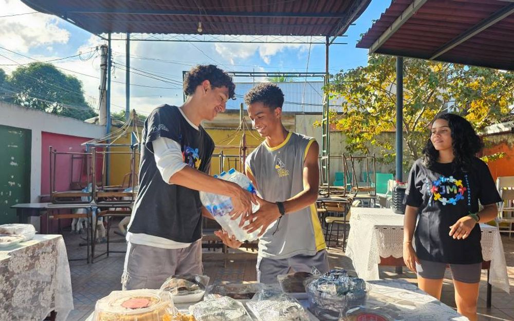 Jovens da Juventude Missionária entregam garrafas de água durante ação no Jardim Gramacho