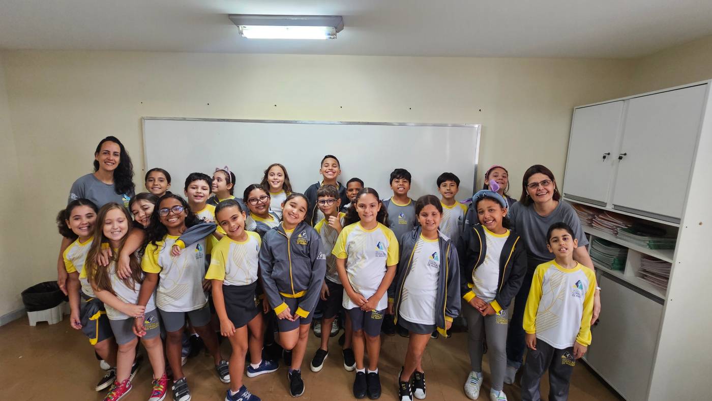 Estudantes do 4º ano e professoras reunidos em sala durante o projeto de composição musical em inglês
