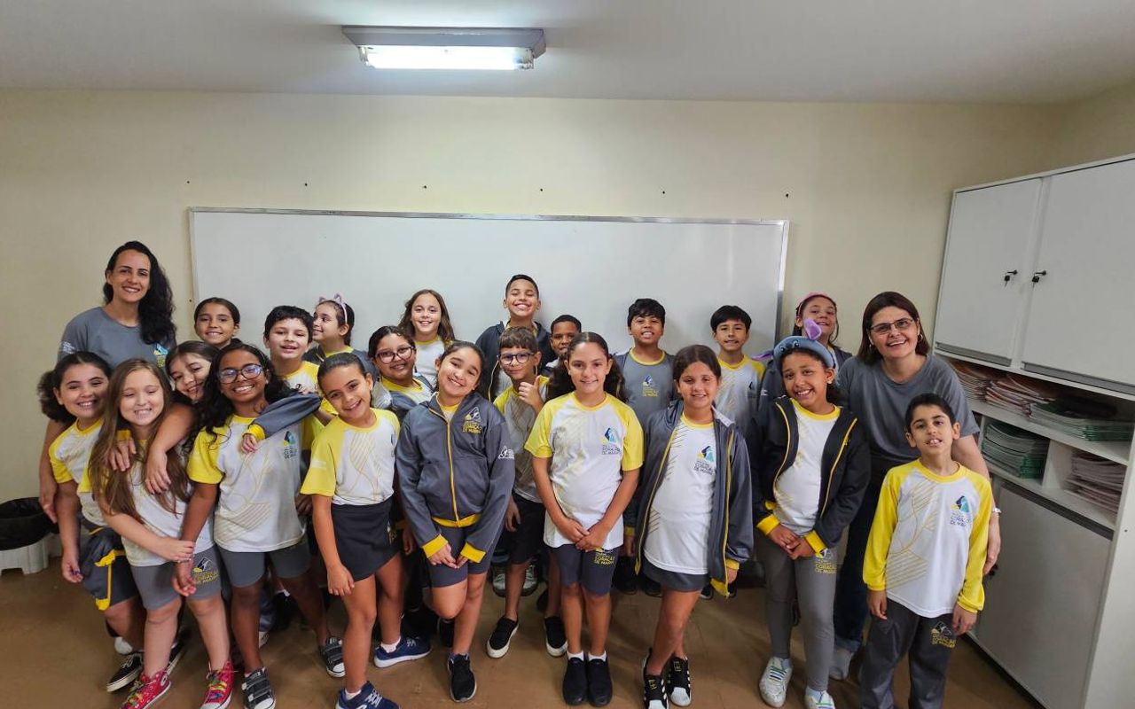 Estudantes do 4º ano e professoras reunidos em sala durante o projeto de composição musical em inglês