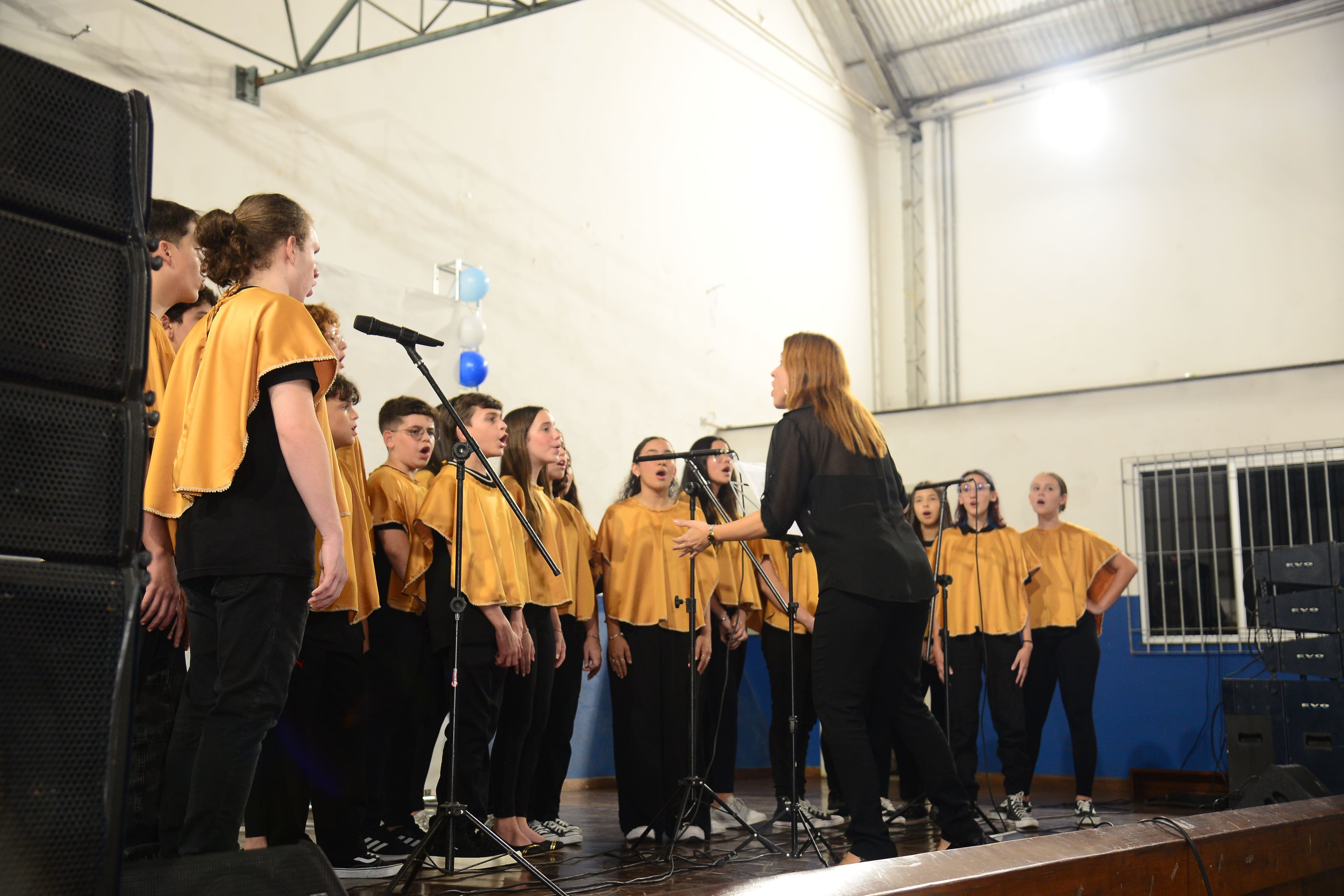 Integrantes do Coral Em Canto se apresentam sob a regência da professora de canto