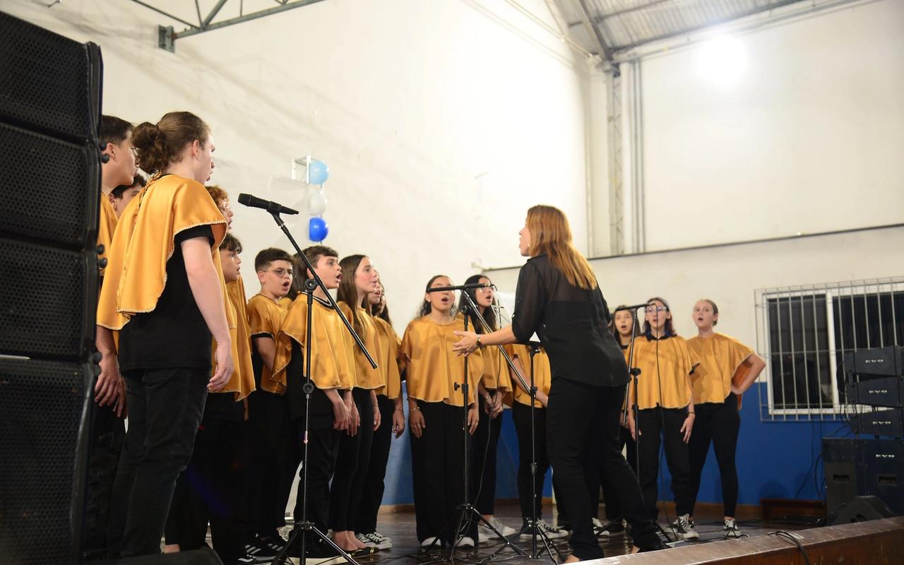 Integrantes do Coral Em Canto se apresentam sob a regência da professora de canto