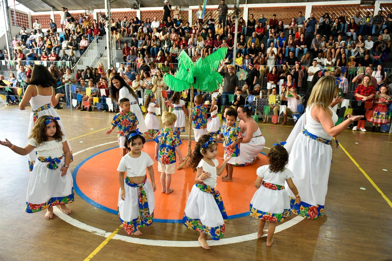 Crianças se apresentam diante das famílias na festa junina do Coração de Maria