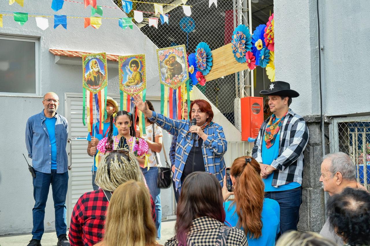 Irmã Fátima Marques fala à comunidade durante a festa junina do Coração de Maria