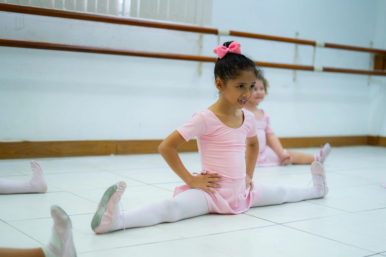 Alunas de balé ensaiam em sala de dança no espaço Coração em Movimento