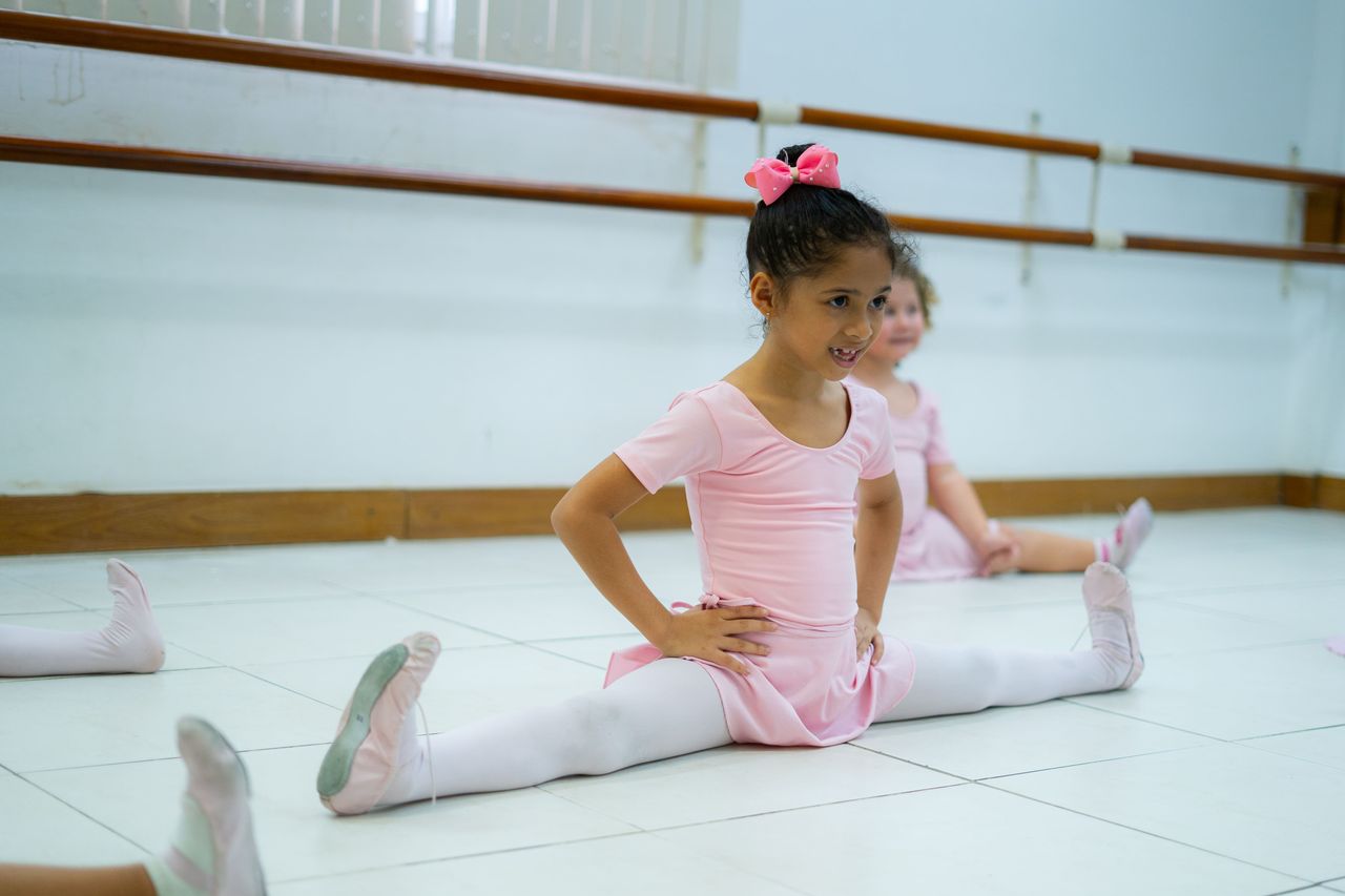 Alunas de balé ensaiam em sala de dança no espaço Coração em Movimento