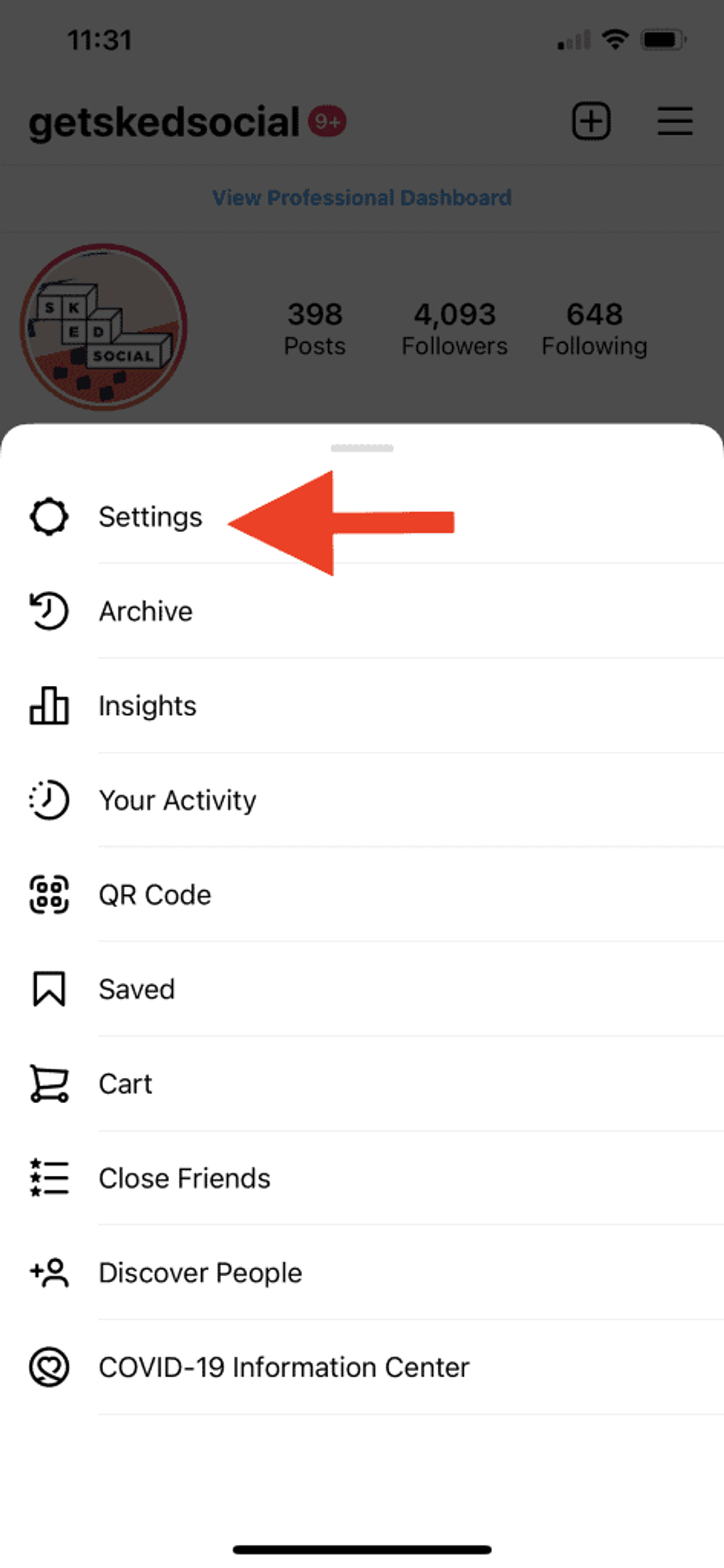 Captura de pantalla de la configuración de Instagram con una flecha roja apuntando al botón de configuración