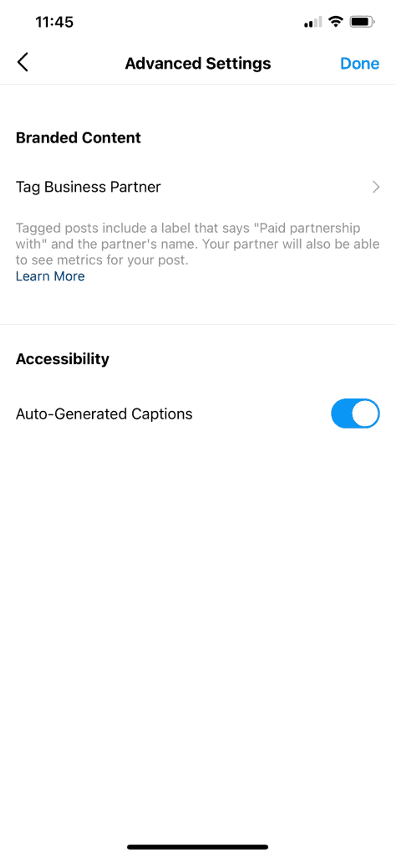 Captura de pantalla de la configuración avanzada de IGTV mostrando que los subtítulos automáticos están activados.