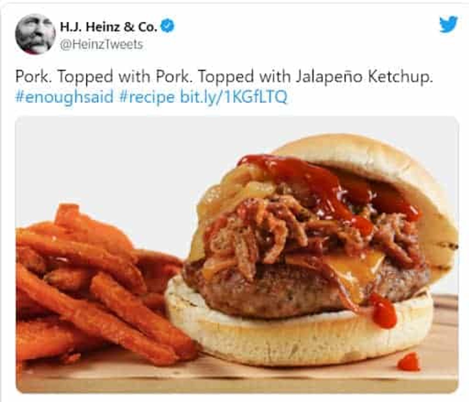 Tweet de Heinz mostrando hamburguesa de cerdo con extra de cerdo y cubierta con ketchup de jalapeño