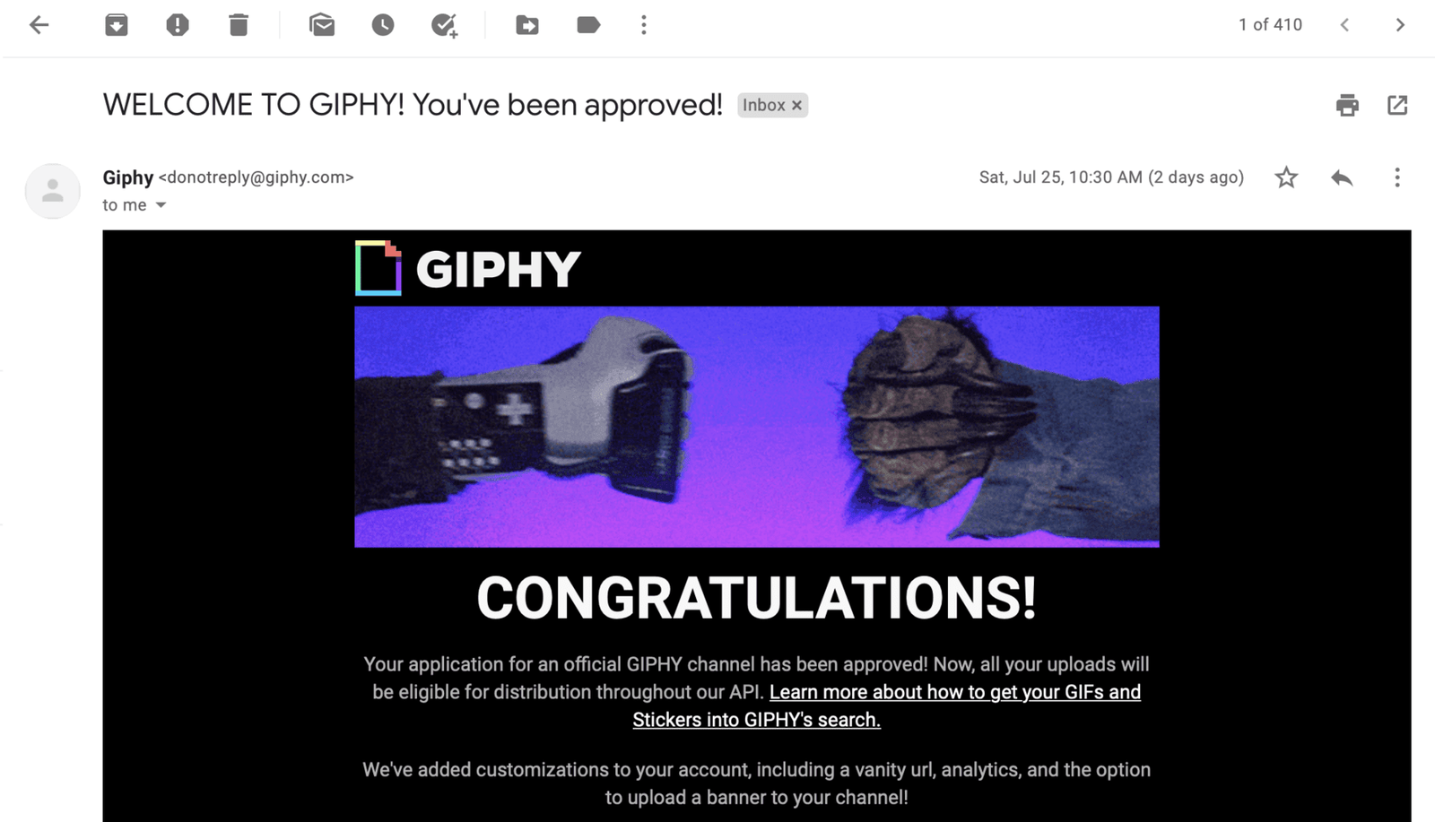 Bandeja de entrada de correo con un mensaje de GIPHY sobre la aprobacion de un canal de marca.