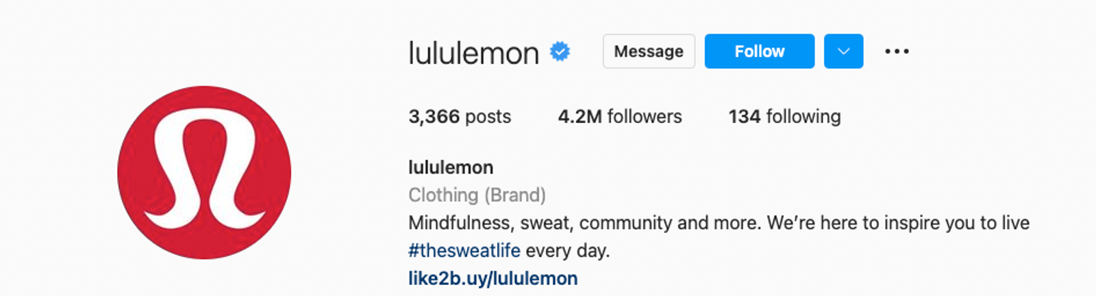 Perfil verificado de Lululemon en Instagram, con la biografía y el hashtag #thesweatlife.