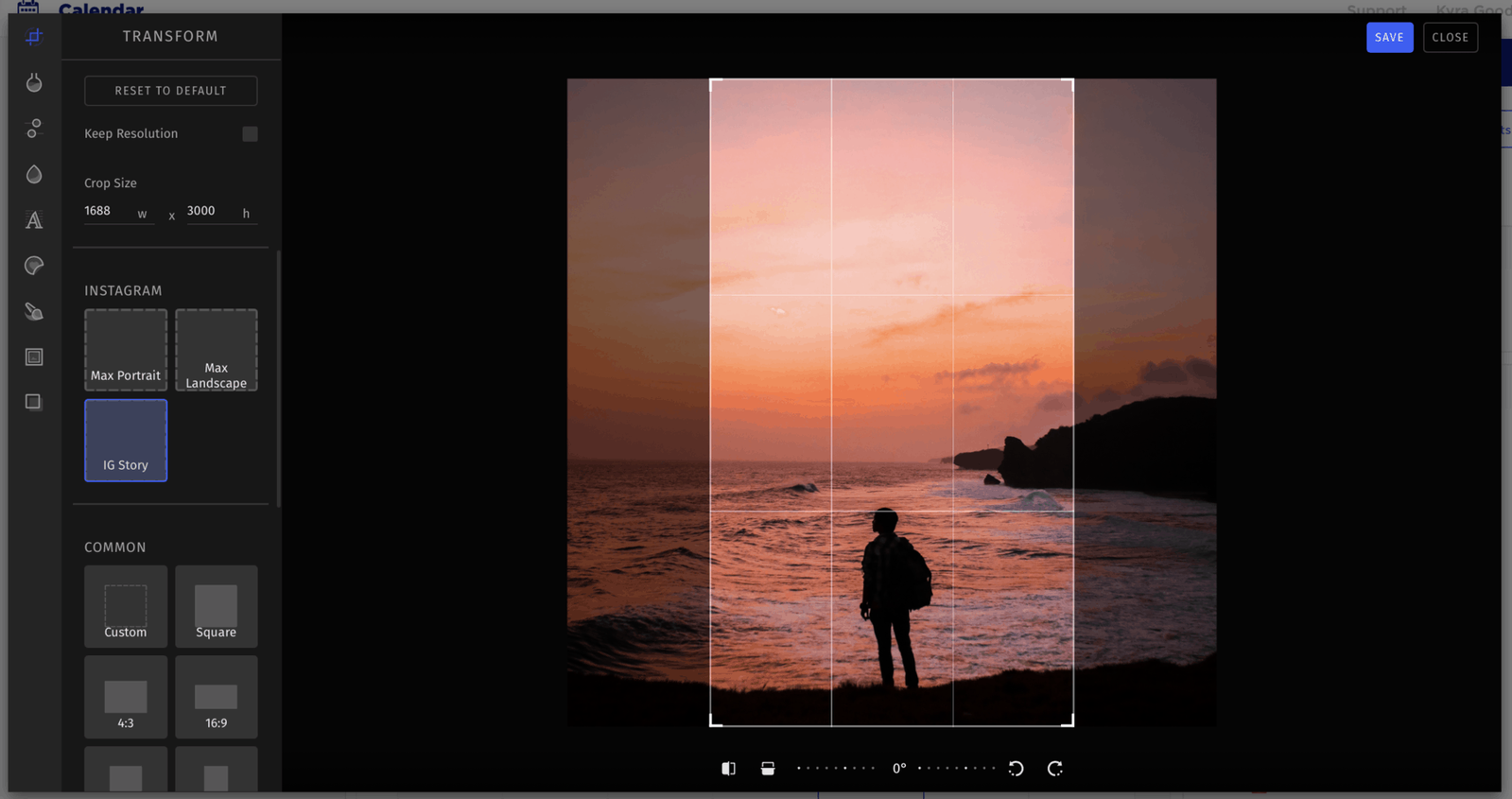 Panel de transformación de Sked Social recortando una foto de playa al atardecer con la opción de historia de Instagram.