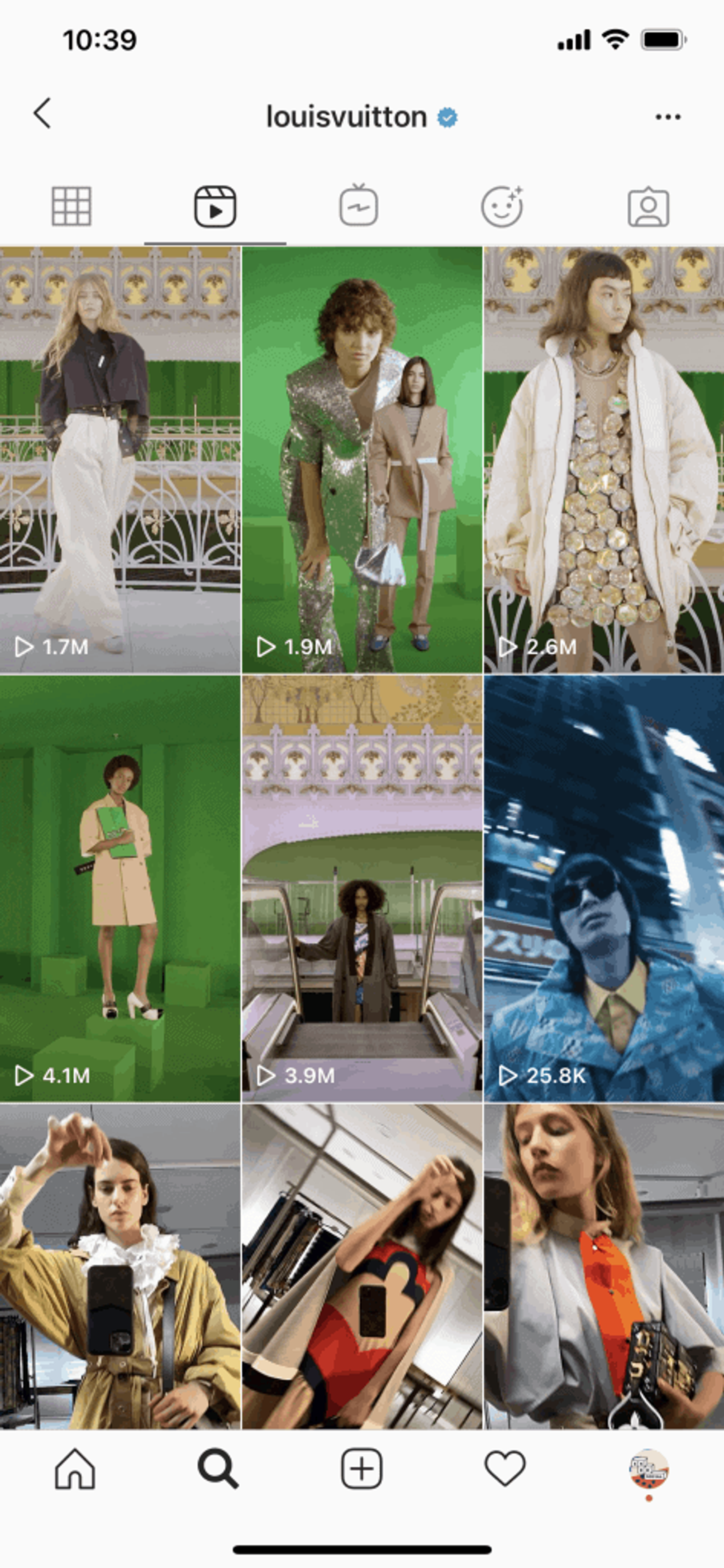 Cuadrícula de Reels de Instagram de Louis Vuitton, con miniaturas de videos de moda y pasarela.