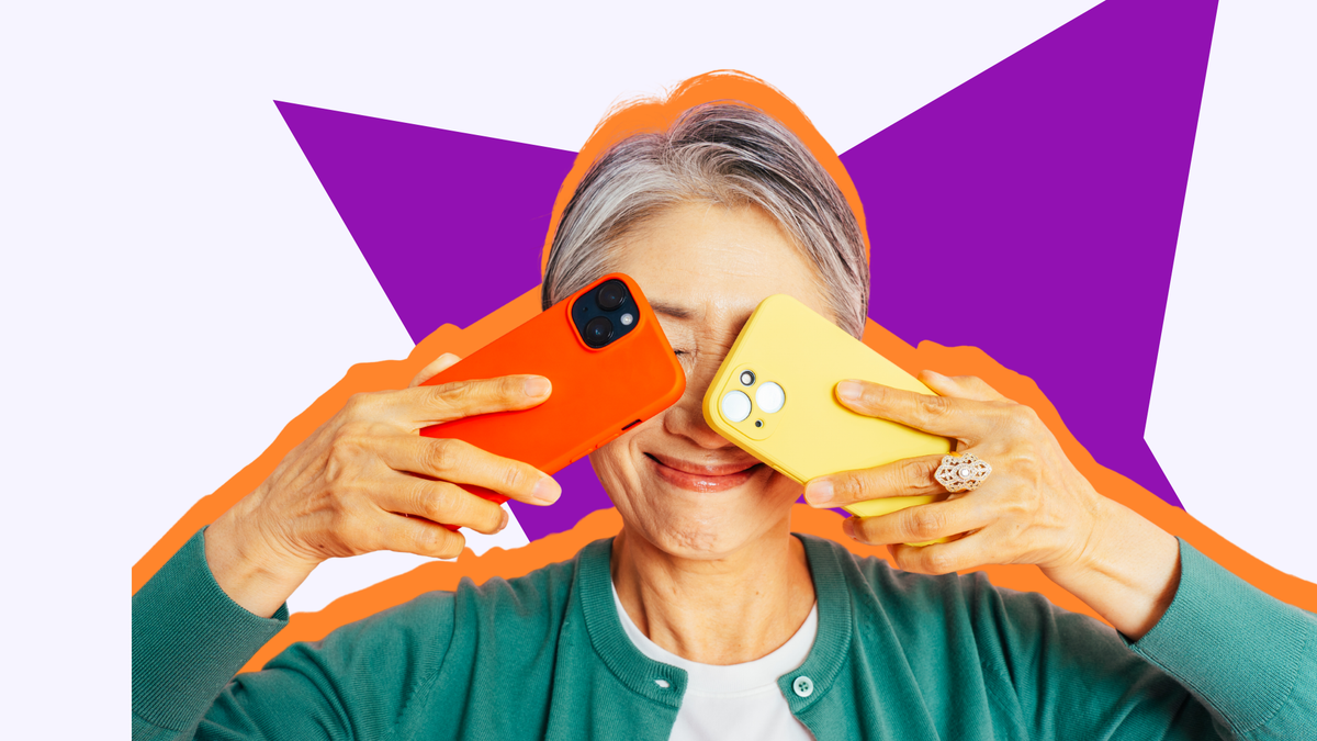 Una mujer sonriente se lleva a los ojos un teléfono naranja y otro amarillo, con un dibujo de una estrella morada de fondo