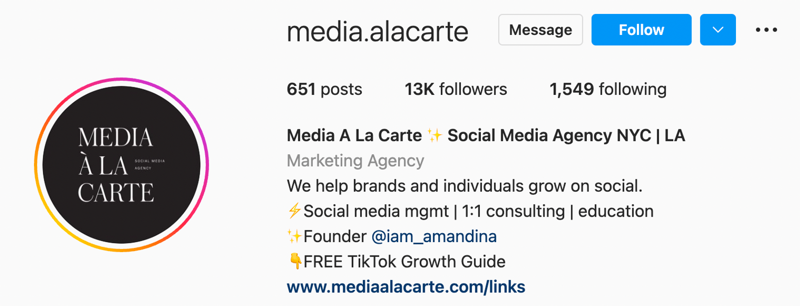 Perfil de Instagram de Media A La Carte con texto de biografía, emojis y un enlace sobre el botón de seguir.