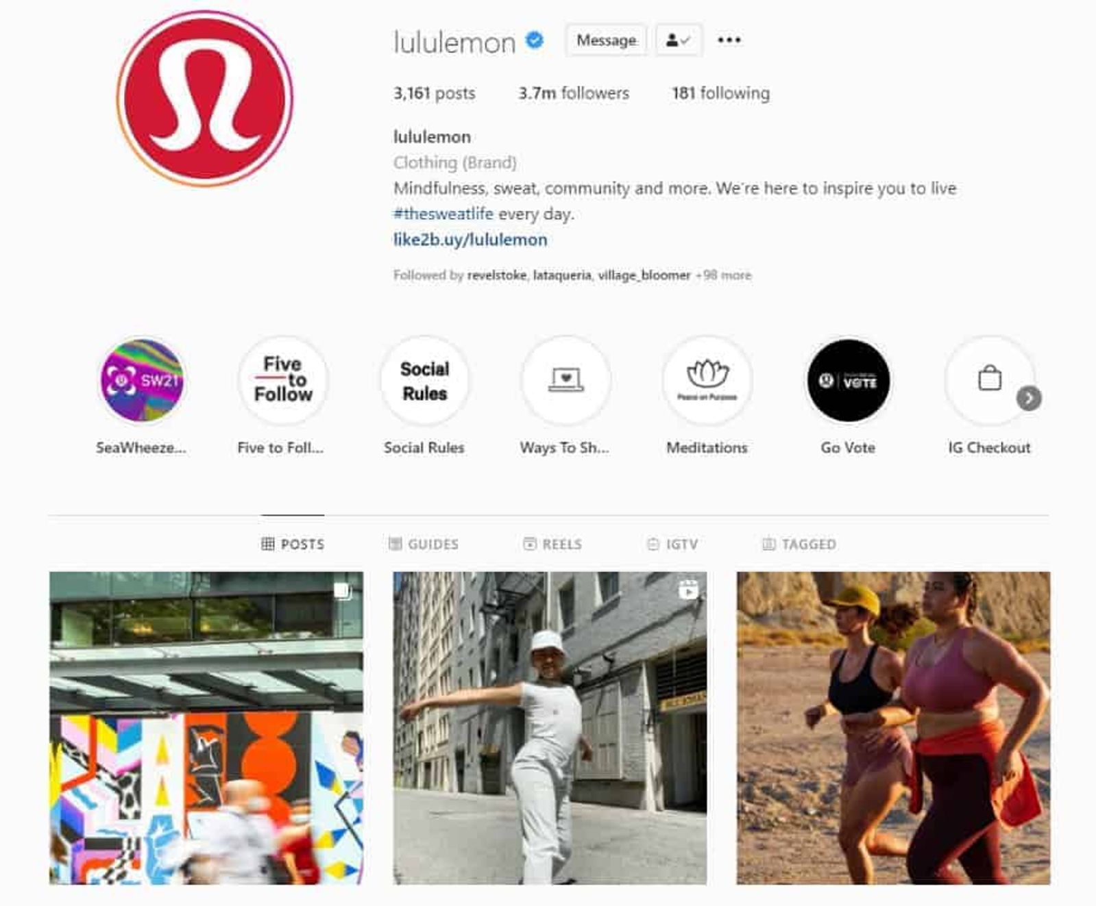 Perfil de Instagram de Lululemon con historias destacadas y una cuadrícula de publicaciones de estilo de vida y producto.