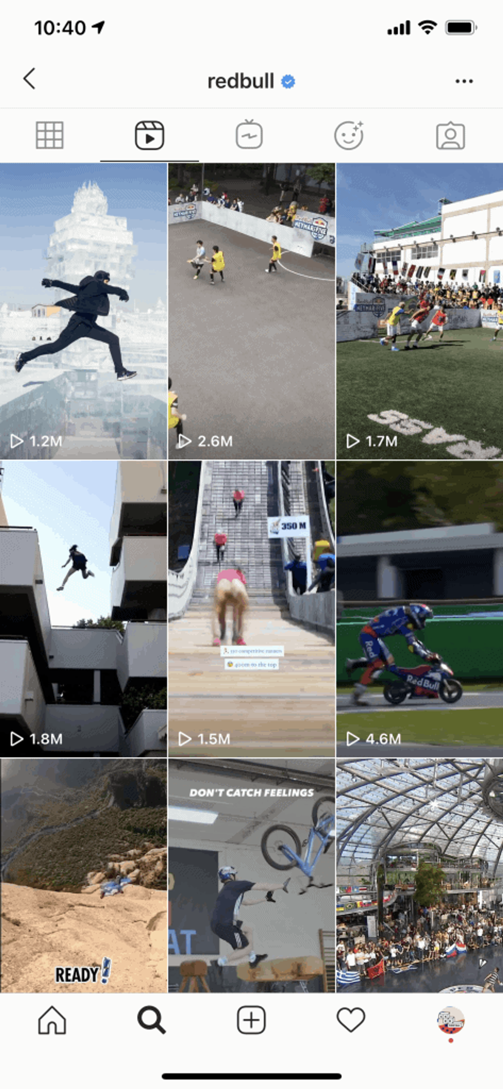 Cuadrícula de Reels de Instagram de Red Bull, con miniaturas de deportes extremos, motociclismo y acrobacias.
