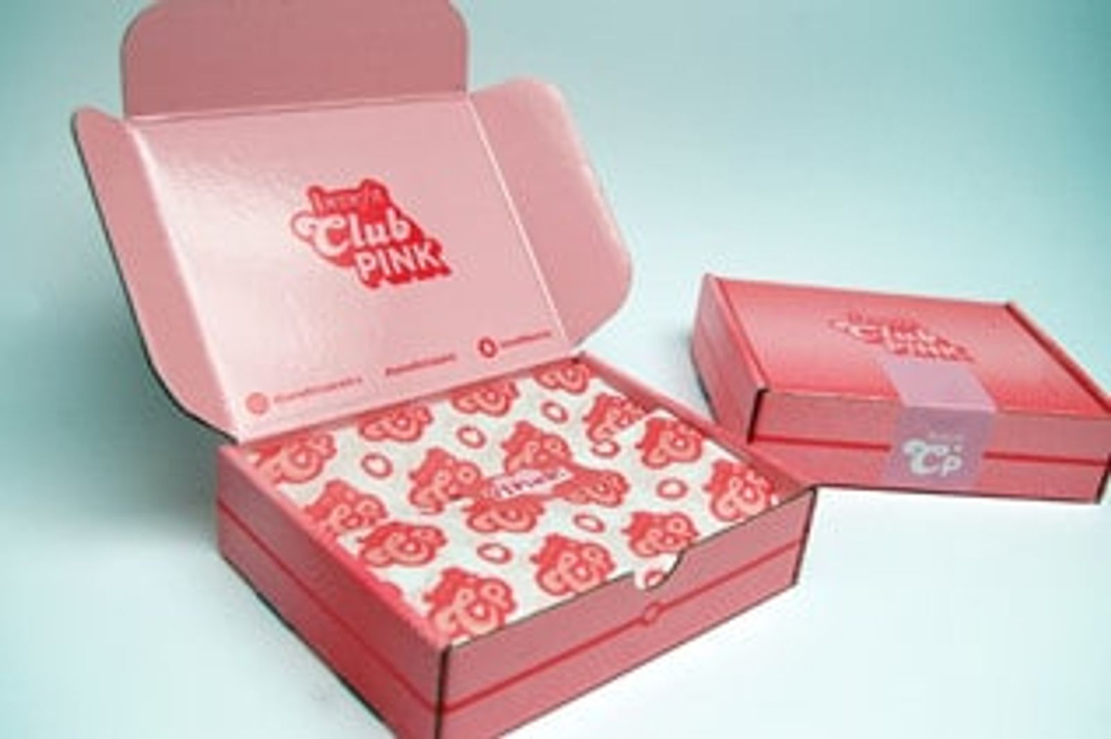 Empaque de Club Pink que muestra su hashtag de marca