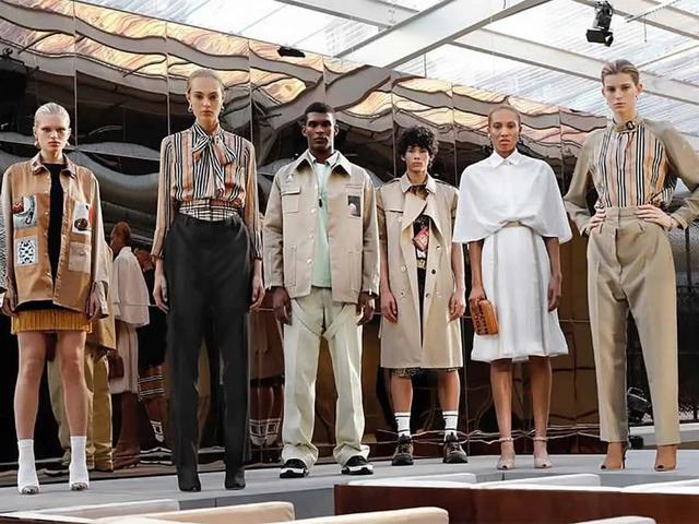 Modelos en una pasarela con gabardinas Burberry, camisas de rayas y prendas de cuadros