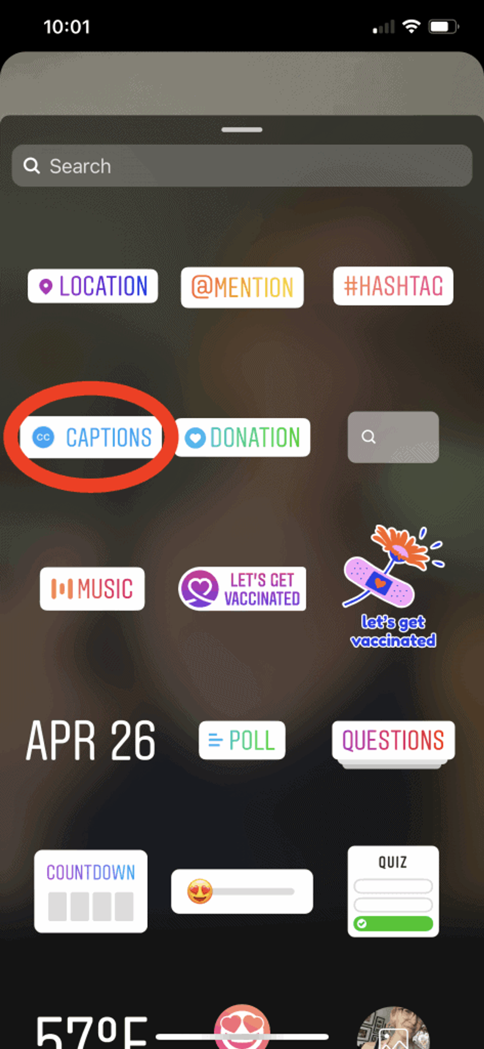 Captura de pantalla de stickers disponibles en Instagram Stories con un círculo rojo alrededor del sticker de subtítulos.