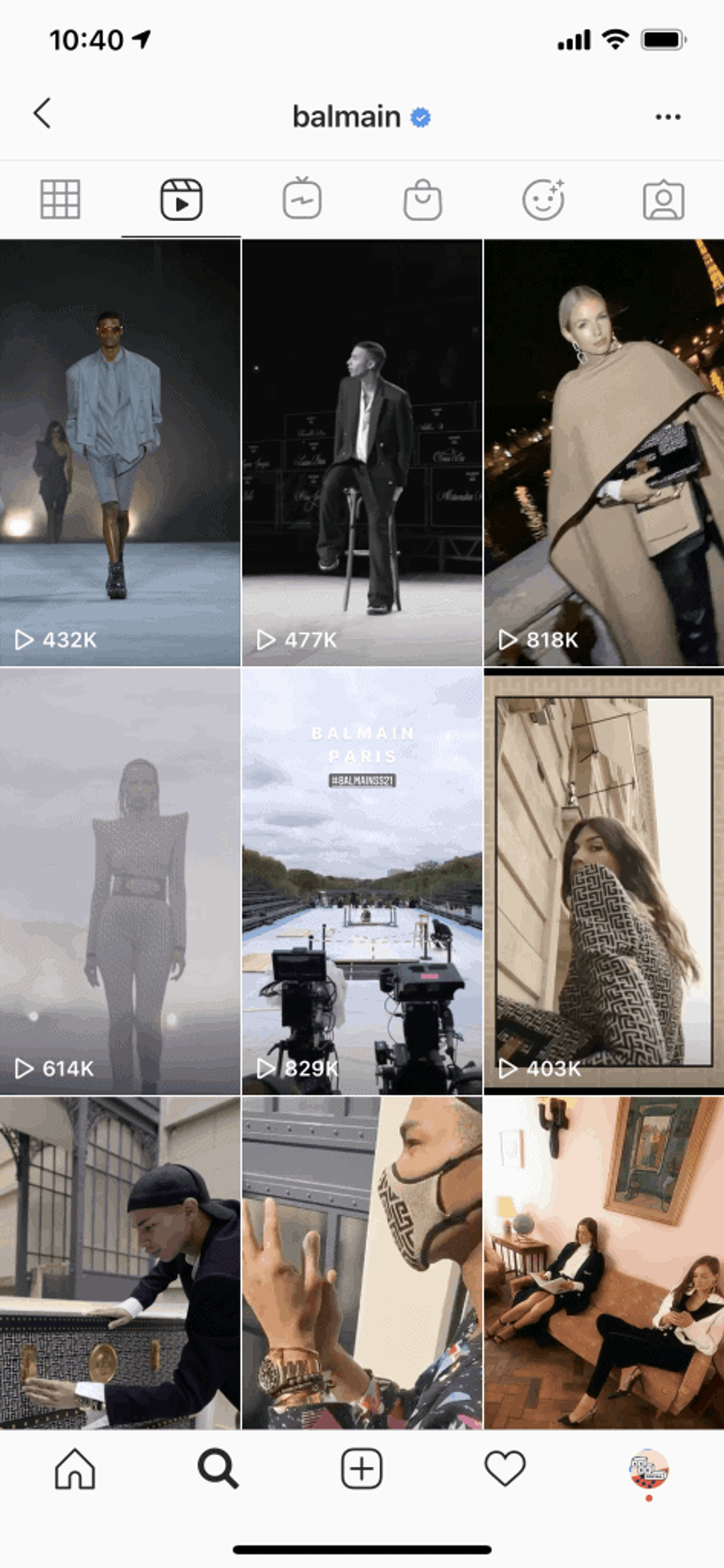 Cuadrícula de Reels de Instagram en el perfil de Balmain, con miniaturas de moda y detrás de cámaras.