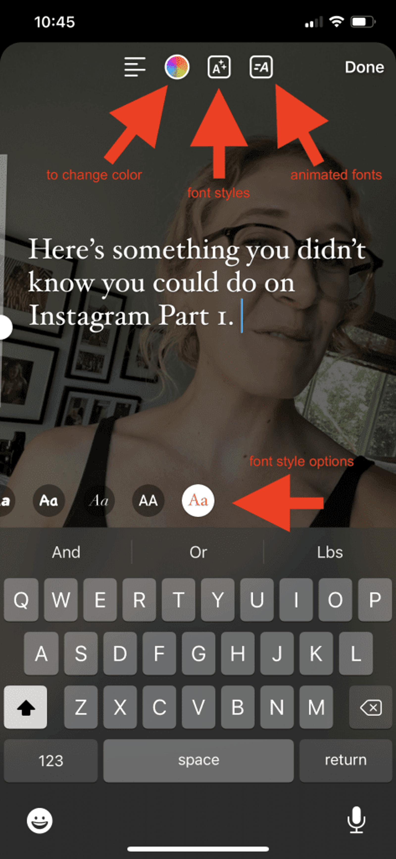 Captura de pantalla editando un Reel de Instagram con flechas rojas apuntando a las opciones para cambiar el color del texto, el estilo de texto y el texto animado.