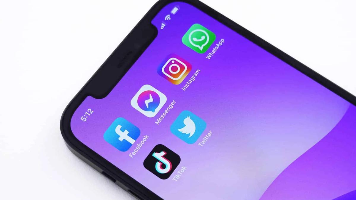 Pantalla de inicio de un teléfono con los íconos de WhatsApp, Instagram, Messenger, Facebook, Twitter y TikTok