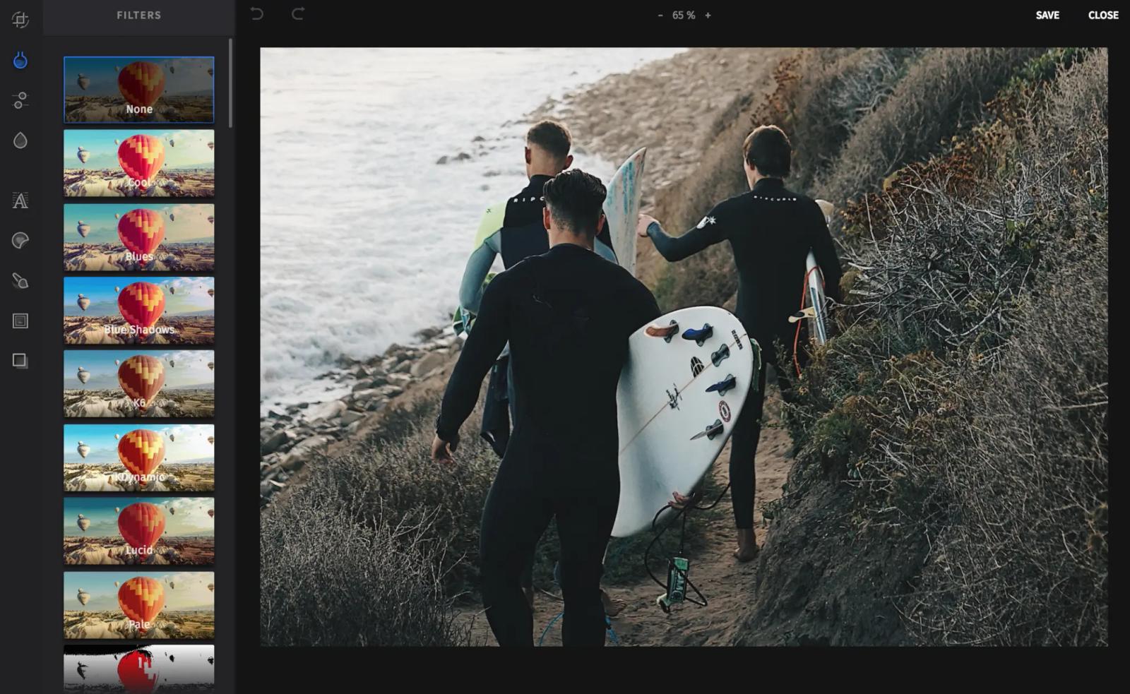 Editor de imagen con panel de filtros junto a una foto de surfistas caminando por un sendero costero con tablas.