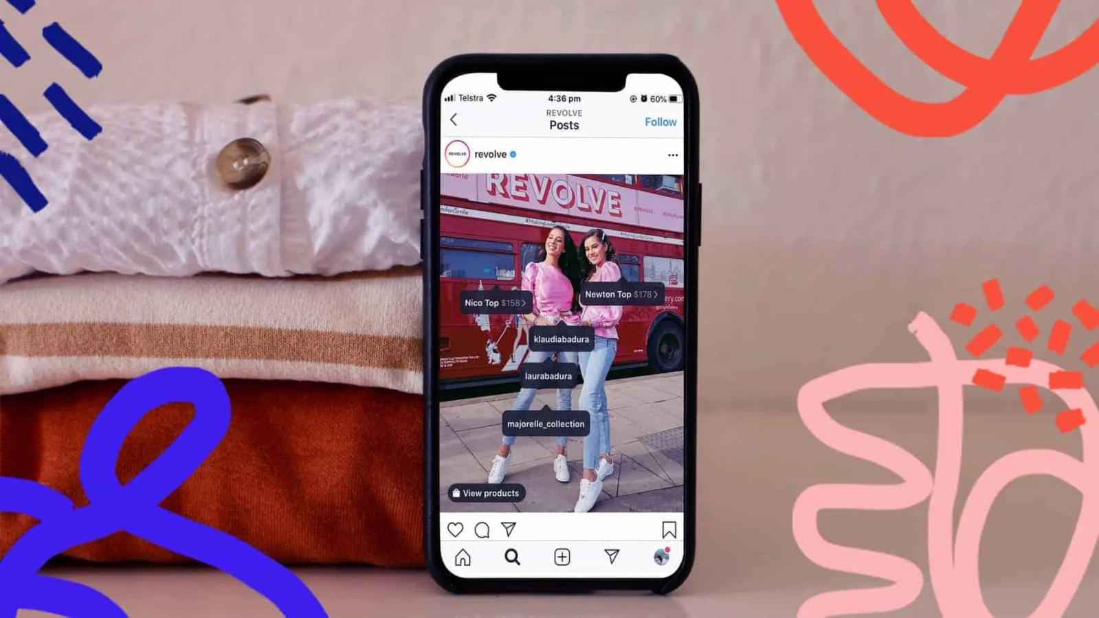 Pantalla de teléfono con una publicación de Instagram y etiquetas de producto sobre dos personas junto a un autobús