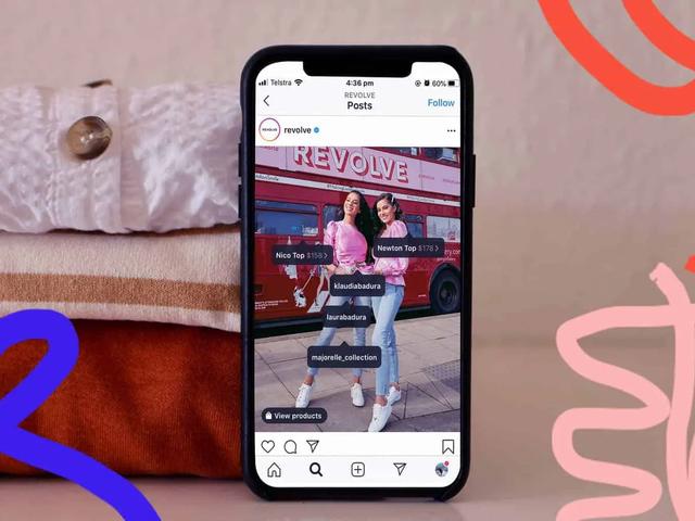 Pantalla de teléfono con una publicación de Instagram y etiquetas de producto sobre dos personas junto a un autobús