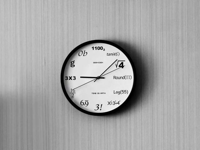 Un reloj de pared con ecuaciones matemáticas en lugar de números