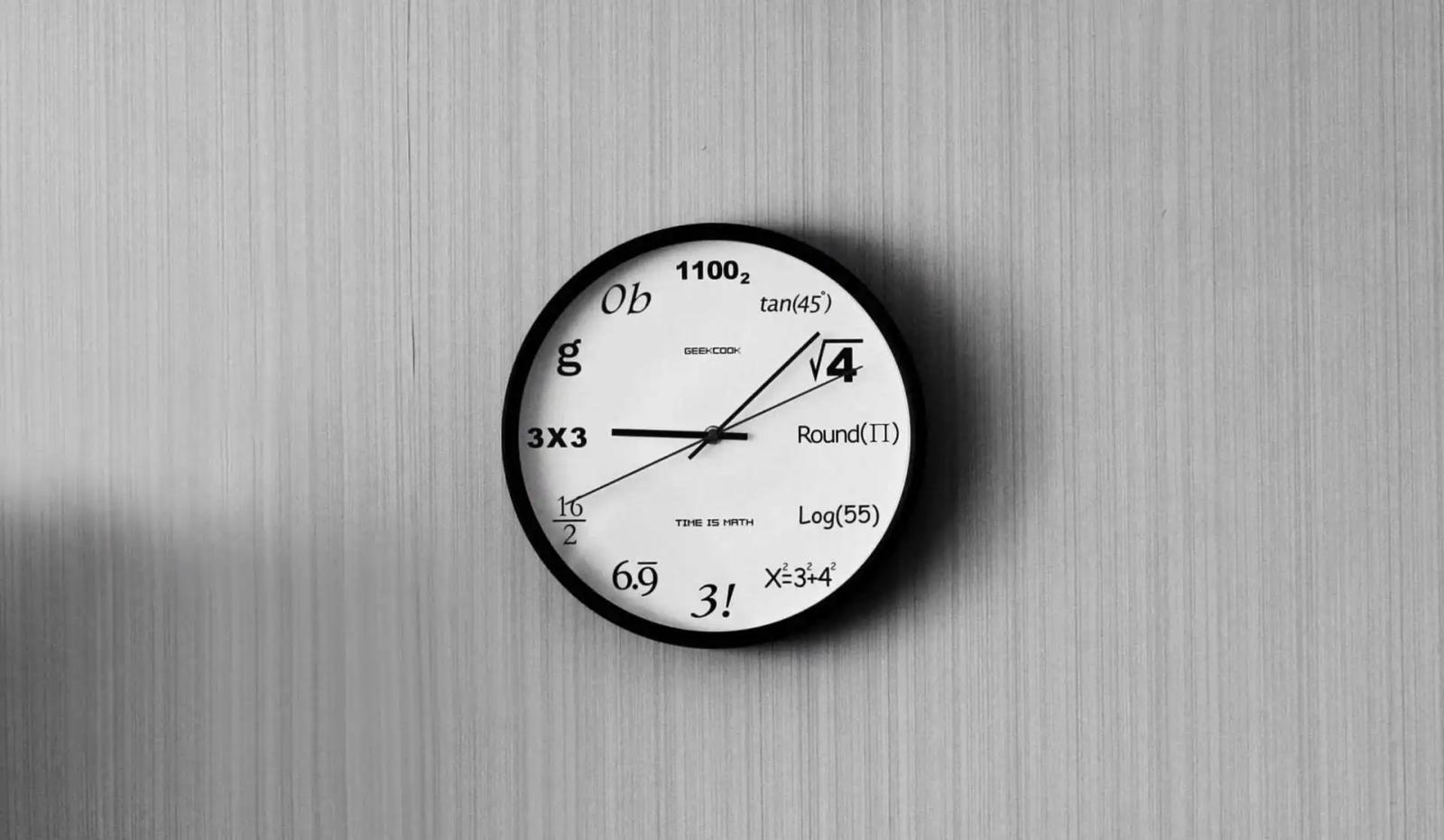 Un reloj de pared con ecuaciones matemáticas en lugar de números