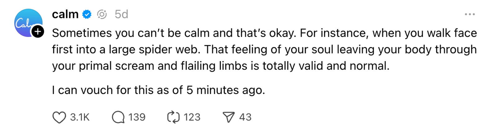 Publicación en Threads de la cuenta verificada de Calm con un texto humorístico sobre chocar con una telaraña.