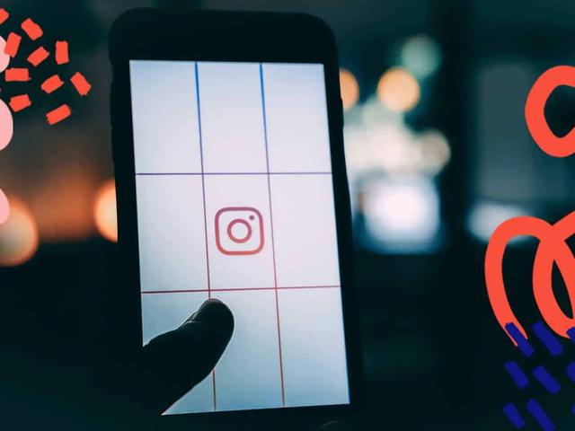 Una mano sostiene un teléfono con el logotipo de Instagram sobre una pantalla dividida en cuadrícula