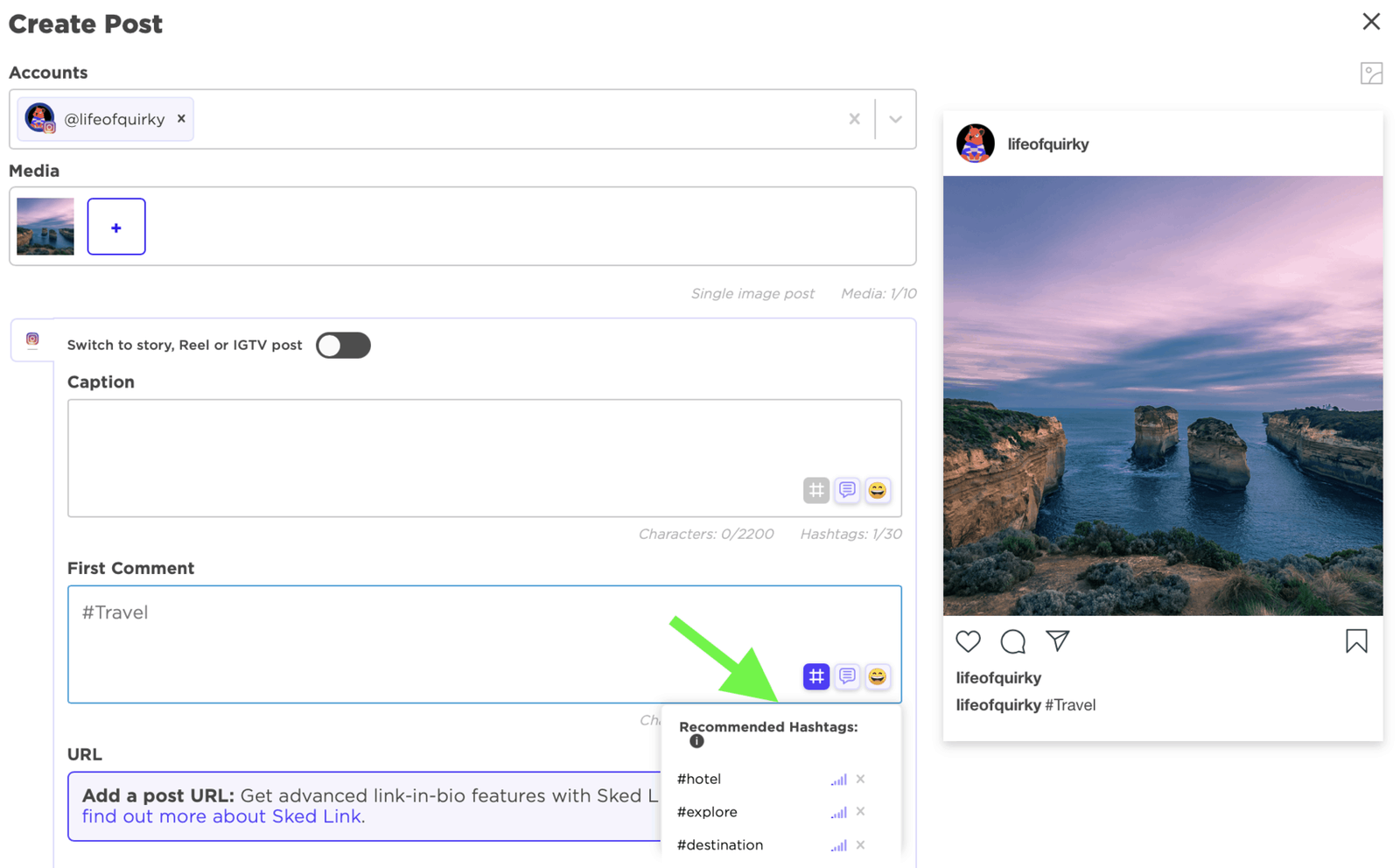 Pantalla de creación de publicación en Sked Social con una foto costera y un menú de hashtags recomendados.