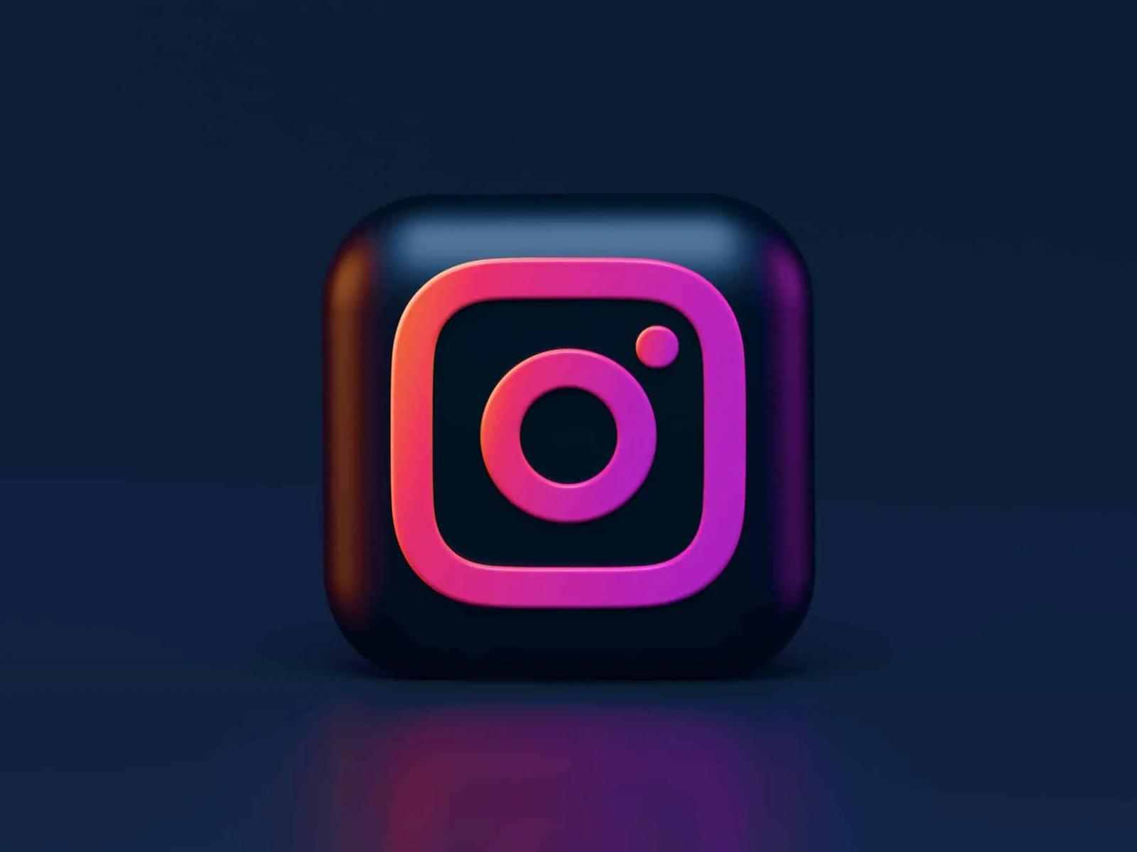 Icono 3D del logotipo de Instagram en rosa y naranja sobre fondo azul oscuro