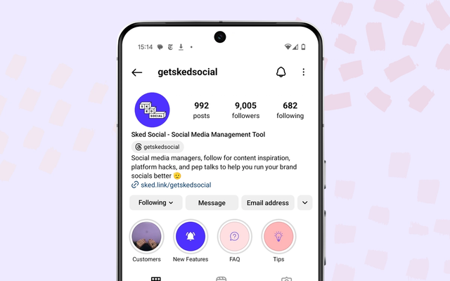 Mockup de un teléfono mostrando el perfil de Instagram de Sked Social, con bio, aros de historias y botones de contacto.