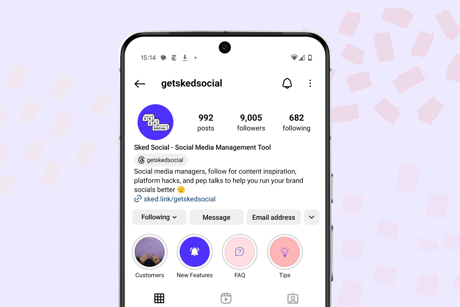 Mockup de un teléfono mostrando el perfil de Instagram de Sked Social, con bio, aros de historias y botones de contacto.
