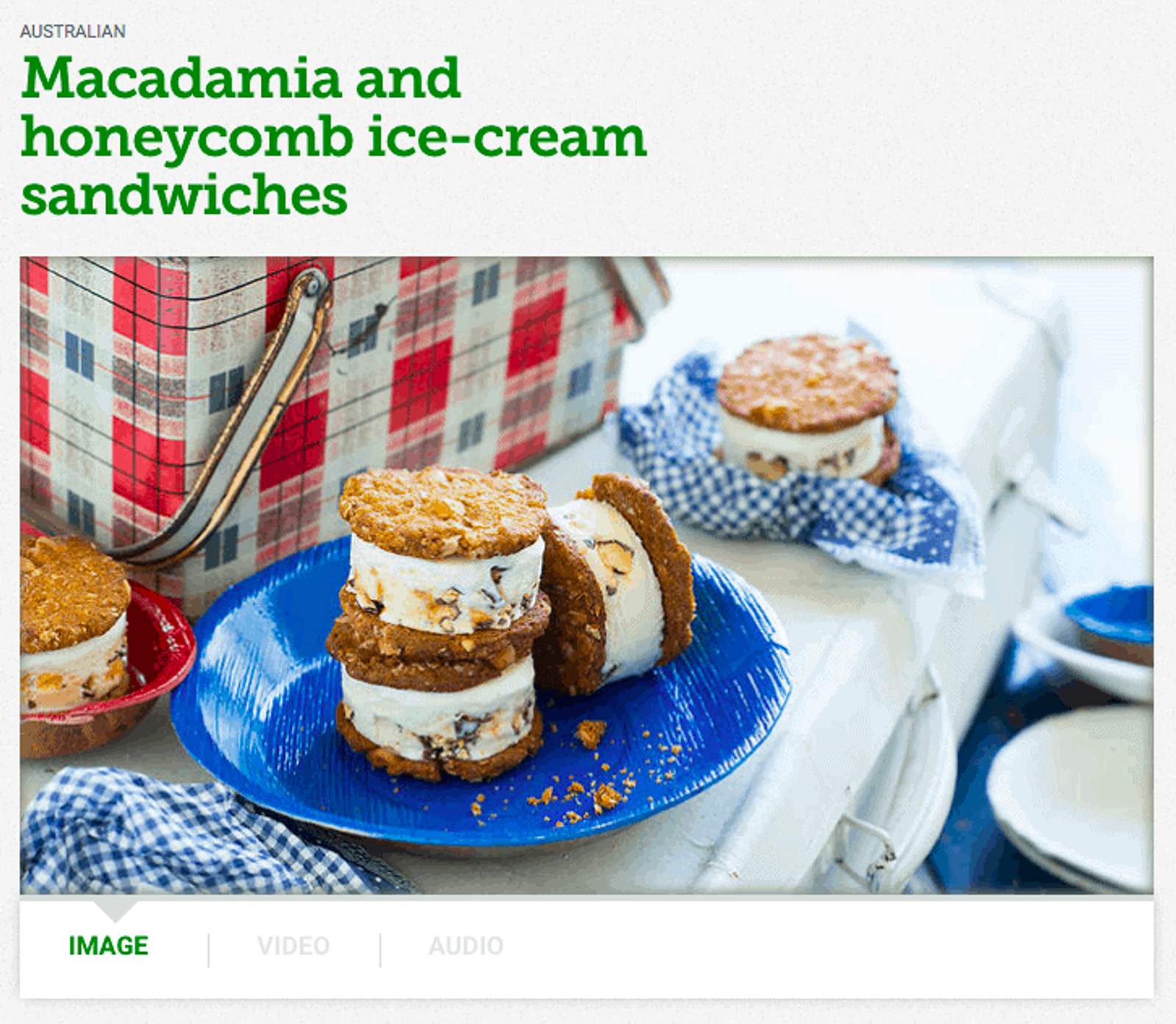 Página de receta de SBS Food con sándwiches de helado de macadamia y panal de miel, mostrando una foto del postre.