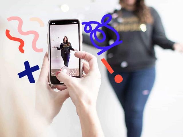 Una mujer graba en video a otra con un iPhone, con garabatos de colores superpuestos