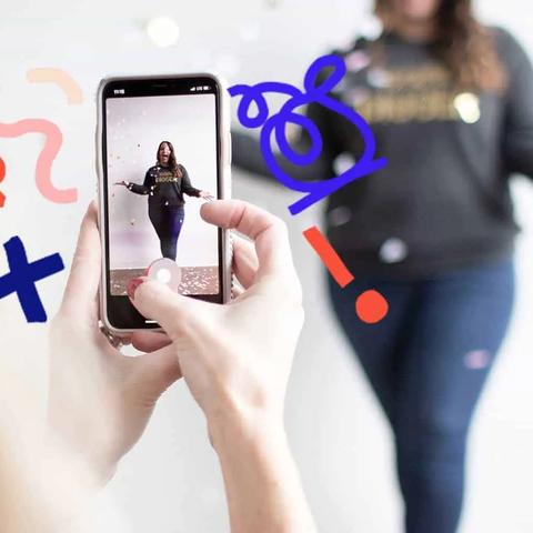 Una mujer graba en video a otra con un iPhone, con garabatos de colores superpuestos