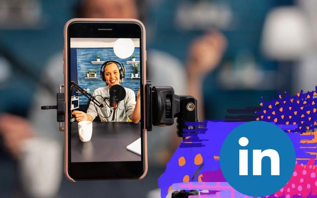 Teléfono inteligente en un trípode grabando a una mujer sonriente con auriculares y un micrófono. Logotipo de LinkedIn con formas abstractas coloridas.