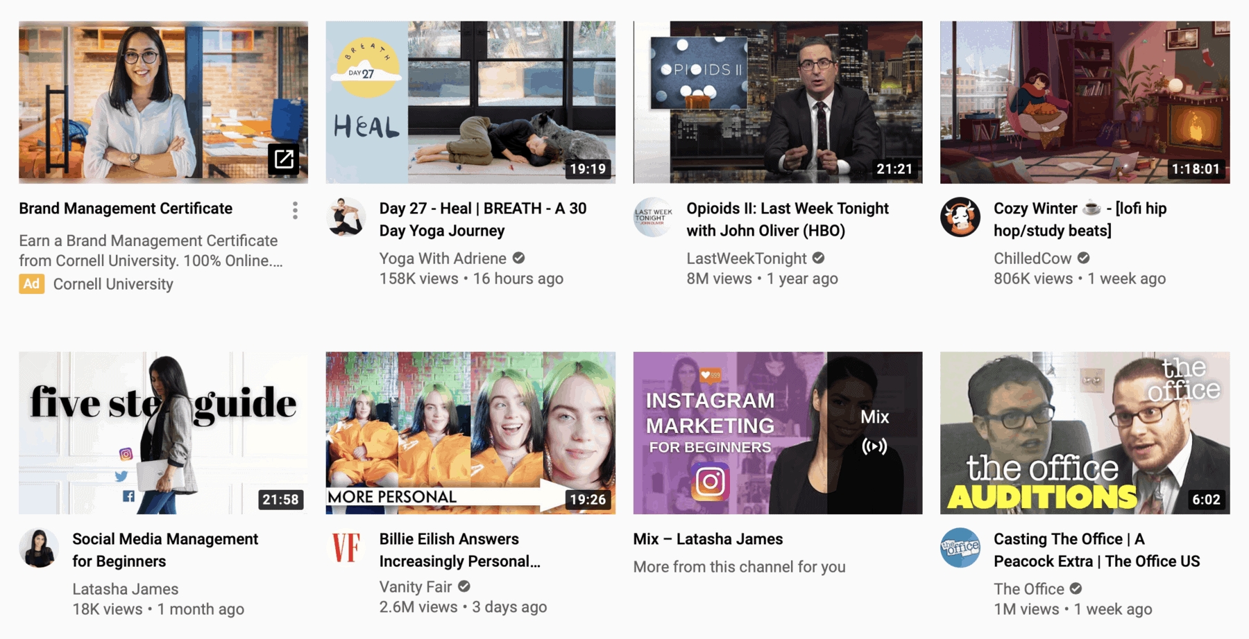 Cuadrícula de inicio de YouTube con miniaturas de video, títulos, canales y número de vistas.