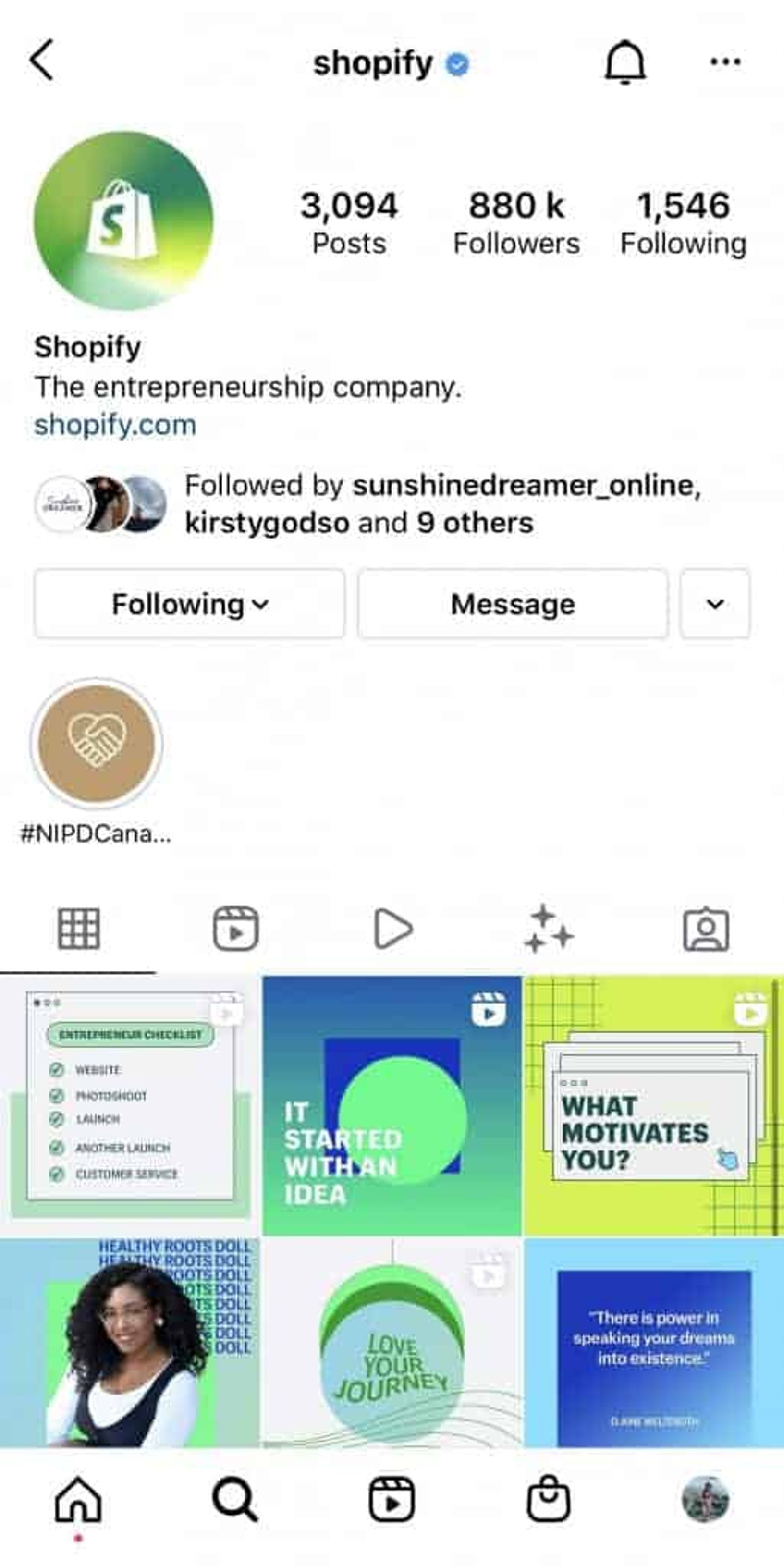La página de perfil de Shopify en Instagram, donde se ven la biografía, las historias destacadas y una cuadrícula de publicaciones coloridas.