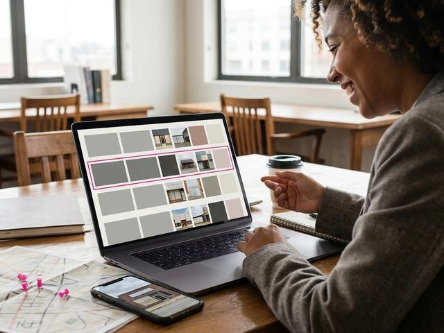 Responsable de marketing de franquicias revisando en un portátil un solo calendario de contenido con publicaciones locales para varias tiendas