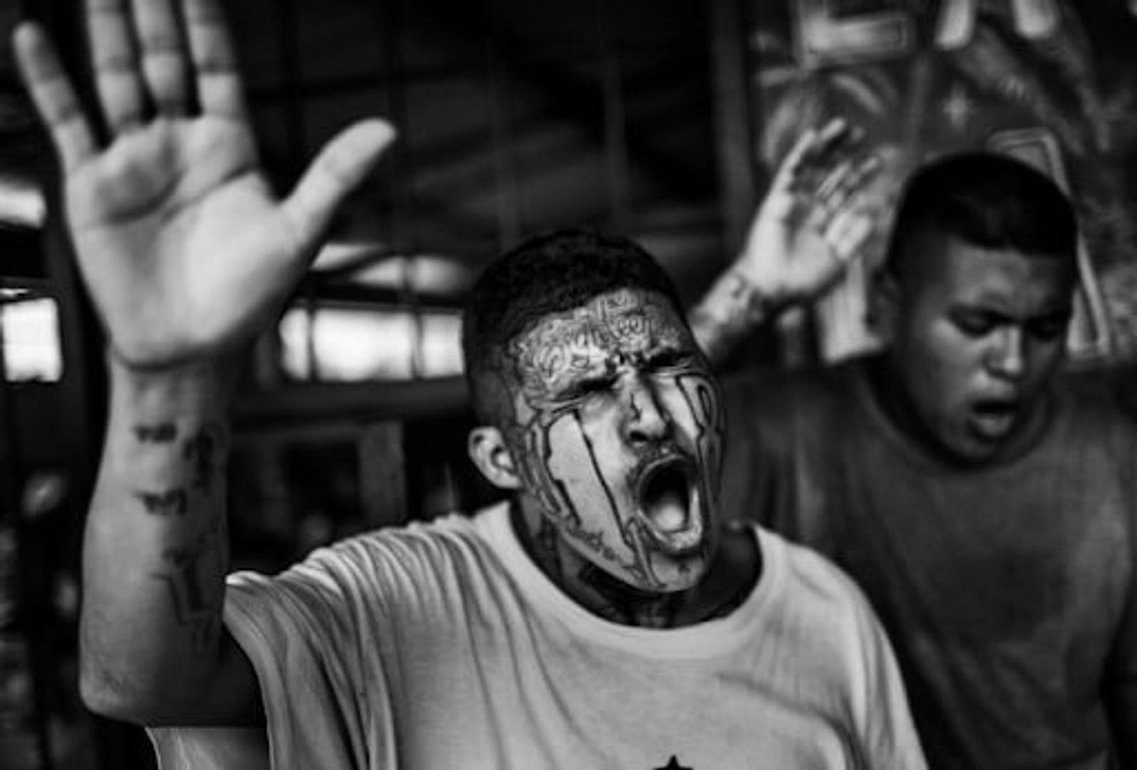 Miembro de la pandilla Maras con tatuajes en todo el rostro captado en un momento de éxtasis religioso