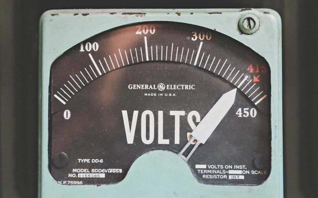 Primer plano de un antiguo voltimetro General Electric con una escala de 0 a 450 voltios